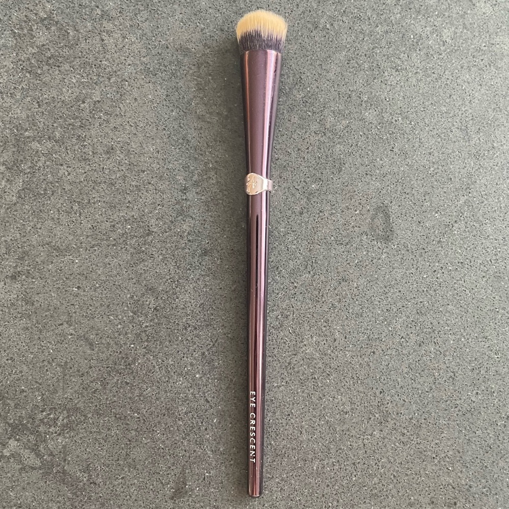 Anisa Eye Crecent Crease Brush